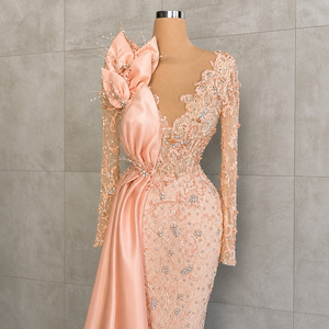 Robe de soirée sirène rose poudré brodée de perles, col en V, longueur ras du sol, coupe ajustée, écologique, faite main, motif floral, qualité supérieure - Product Image 1