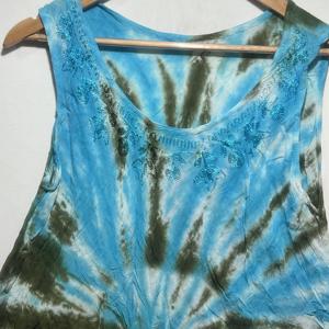 Hermosa Blusa Túnica Boho sin Mangas para Mujer, Color Verde Oliva y Azul Claro, con Estampado Tie-Dye y Cuello Redondo |   Vestido Casual Holgado con Corte Evase para Verano - Product Image 3