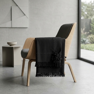 Jeté décoratif noir en tissu doux tissé, uni, long et léger, pour la maison, comme écharpe, châle ou couvre-lit de canapé - Product Image 3