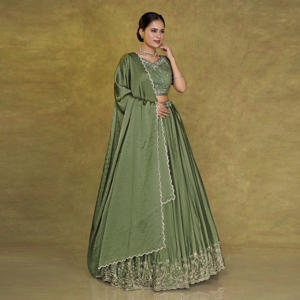 Lehenga Choli en satin georgette avec de raffinées broderies, jupe fluide, blouse élégante et dupatta à tombé doux - Product Image 3