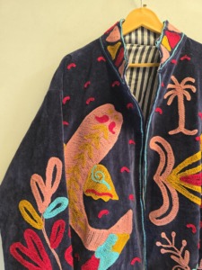 Chaqueta de terciopelo azul marino Suzani para mujer, bordada a mano con peces tropicales, abrigo étnico bohemio, ropa de abrigo de diseñador al por mayor para exportación - Product Image 4