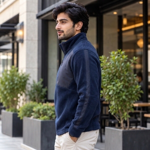 Veste polaire à col montant pour homme, confectionnée en tissu polaire de poids moyen, silhouette décontractée, design à col montant, fermeture éclair quart de tour sur le devant - Product Image 4