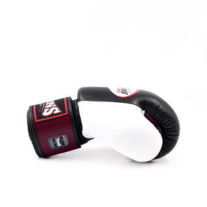 ถุงมือชกมวย MMA หนังแท้ พรีเมียม สีแดงดำ สายรัดปรับได้ พร้อมโลโก้สั่งทำพิเศษ - น้ำหนักเบาและกันน้ำ สำหรับฝึกซ้อมและแข่งขัน - Product Image 6