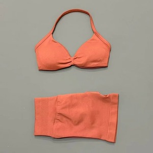 Conjunto Deportivo Ecológico Ligero de 2 Piezas para Mujer, Top Halter de Yoga, Pantalones Cortos de Cintura Alta con Efecto Scrunch, Transpirables y Elásticos para Gimnasio y Pilates - Product Image 3