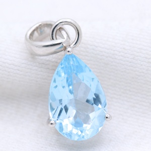 Pendentif Solitaire en Argent Sterling Massif 925 avec Topaze Bleue Naturelle Facettée en Forme de Poire, Sertie à Griffes, Bijoux Fins en Gros - Product Image 1