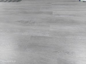 Plancher en vinyle SPC PVC rigide de 8 mm d'épaisseur, résistant à l'eau et respectueux de l'environnement, pour salon et chambre à coucher, à emboîtement large - Product Image 3