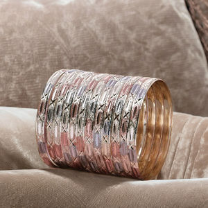 Brazaletes personalizados rellenos de oro de 3 tonos al por mayor, brazaletes texturizados chapados en oro de 3 tonos, brazaletes de moda, juego de brazaletes de latón tricolor. - Product Image 2