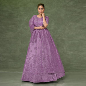 ชุดเลเฮนกาโชลีผ้าเน็ตสุดหรู พร้อมงานปักดิ้นประณีต กระโปรงทรงบานพลิ้วไหว ผ้าคลุมไหล่เนื้อนุ่มบางเบา ชุดสำหรับงานเทศกาลและงานพิธีต่างๆ - Product Image 4