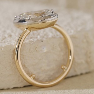 Bague pour femme en or jaune 14 carats avec diamant de laboratoire en forme de poire de 3 carats, finition mate et sertissage en or blanc, style tendance - Product Image 6