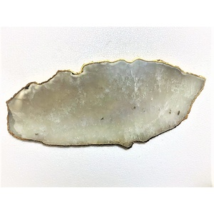 Plateau en pierre d'agate de sel blanc Bord doré Artisanat en cristal naturel fait à la main Plateau de service en vrac en gros Mascotte de pierres précieuses - Product Image 1