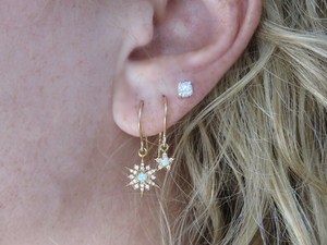 Boucles d'oreilles délicates en opale étoile à 6 branches, en argent sterling 925 plaqué or 14 carats, motif flocon de neige, bijoux cadeau - Product Image 5