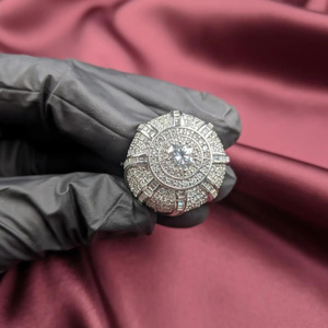 Anillo de compromiso de lujo con diamantes de moissanita helada, de plata de ley 925 con baño de rodio, estilo hip hop, con diseño de racimo, ideal para regalo. - Product Image 1