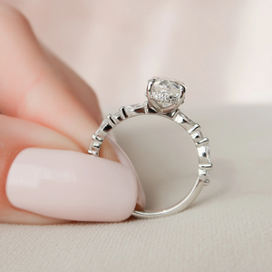 แหวนหมั้นทรงวงรีสุดพิเศษ ทอง 14K ประดับเพชรแล็บโกรว์ ดีไซน์คลาสสิกสำหรับผู้หญิง - Product Image 5