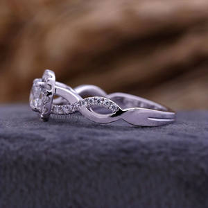 แหวนหมั้นเพชรแบบฮาโลที่เติบโตในห้องแล็บแหวนหมั้นแบบบิดที่เป็นเอกลักษณ์การจัดวางเป็นสีขาวทองทันสมัยของขวัญวันครบรอบแต่งงานใบรับรอง IGI - Product Image 3