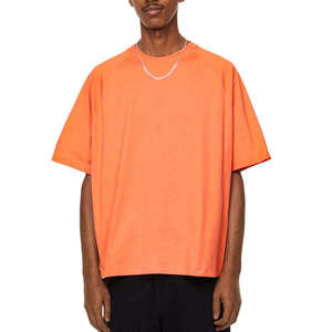 T-shirt oversize tendance avec manches tombantes et tissu respirant, idéal pour les amateurs de mode décontractée et urbaine. - Product Image 1