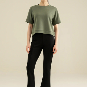 T-shirt court pour femme, col rond, uni, doux, 100% coton, design basique de haute qualité, fabriqué au Pakistan. - Product Image 3