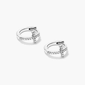 Boucles d'oreilles clous en or jaune 14 carats avec croix et diamants de laboratoire - Product Image 4