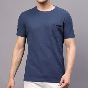 T-shirt pour homme bleu marine à col rond, manches courtes, coupe ajustée, couleur unie, décontracté, tricoté, respirant, logo sur la manche gauche, OEM ODM - Product Image 6