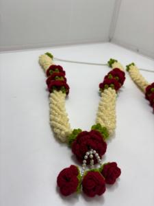 Guirlande florale traditionnelle au crochet faite à la main avec des roses rouges pour mariage, temple, maison, mandir, événements festifs, décoration suspendue - Product Image 3