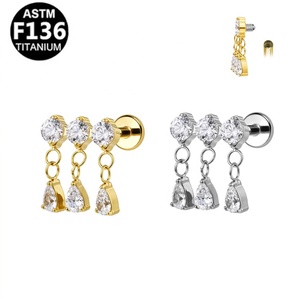 Pendientes de Cartílago Personalizados al por Mayor de Titanio G23 con Rosca Interna, 3 Circonitas Redondas y Circonita con Corte Triple en Forma de Pera - Product Image 2
