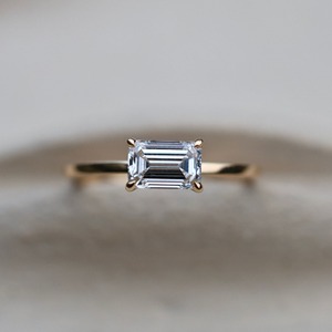 Bague de mariage minimaliste en or jaune 14 carats avec diamant de laboratoire taille émeraude 1 CT certifié IGI VS+ et sangle à 4 griffes de 1,6 mm - Product Image 4