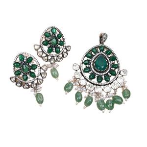 Proveedor de origen de la India de elegante colgante y pendientes con tachuelas de piedras de moissanita verde con diseño floral de color plateado oxidado - Product Image 1