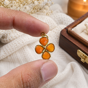 Pendentif fleur facetté en cornaline |   Charme en pierre précieuse serti d'une monture plaquée or |   Cadeau de bijoux pour femmes, à utiliser pour un collier - Product Image 1