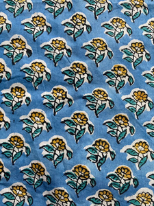 Tela de Algodón Ligera con Estampado Floral Azul, Impresa a Mano, por Metro, para Confección de Vestidos y Acolchados para Niños y Niñas - Product Image 3