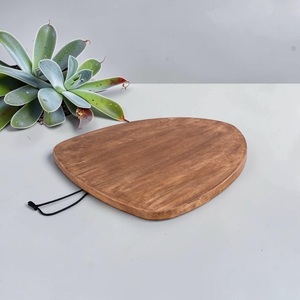 Planche à découper triangulaire en bois d'acacia écologique, artisanale de qualité supérieure, couleur naturelle, avec rainure pour les jus et poignées latérales, par Unicorn Handicrafts - Product Image 2