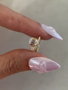Pendientes de Aro Huggie de Lujo EtherStar con Esmeralda Redonda de 0.82ct Cultivada en Laboratorio, Certificación IGI, Oro, Cierre de Clic, para Mujer - Product Image 1