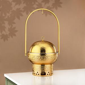 Calentador de Comida de Lujo Dorado con Efecto Martillado y Caligrafía Árabe en Relieve, con Tapa Colgante y Soporte Alto para Banquetes de Boda - Product Image 1