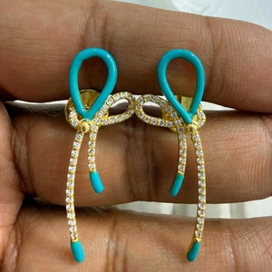 Modernos pendientes colgantes de lazo de cinta de alto brillo, estilo borla colorida para el hombro, joyería de fiesta para mujer, con lazo. - Product Image 4