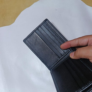 Portefeuille en cuir de vachette véritable pour homme, fait main, motif naturel, élégant et durable. - Product Image 3