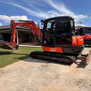 Excavatrice sur chenilles hydraulique Kubota KX040 de 4 tonnes, mini-machine compacte, moteur diesel, pour travaux de terrassement et de construction. - Product Image 1