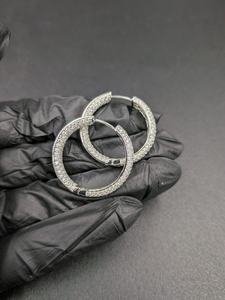 Petites boucles d'oreilles créoles Huggie en argent, serties de moissanite VVS taille brillant rond, scintillantes et minimalistes pour le quotidien - Product Image 5