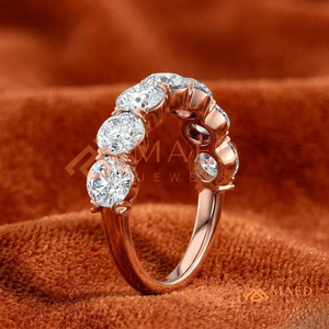 Bague tendance en vermeil or rose 14 carats avec 7 pierres de moissanite, élégante alliance éternité en argent à coupe ronde pour demande en mariage ou cadeau d'anniversaire - Product Image 2