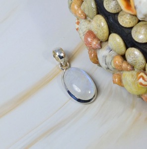 Blanc arc-en-ciel pierre de lune 925 pendentif en argent Sterling forme ovale pendentif bijoux faits à la main arc-en-ciel pierre de lune cadeau pour anniversaire - Product Image 2