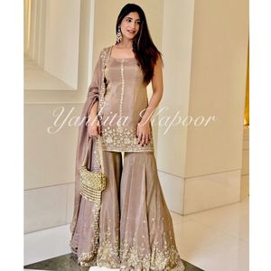 Ensemble Kurti Sharara en soie chinon de qualité supérieure avec broderies détaillées et doublure en micro-coton, longueur complète - Product Image 4