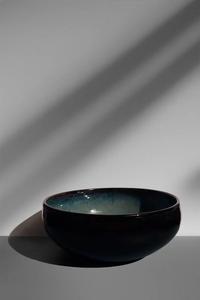 Bol de service en céramique artisanale avec glaçure olive, design discret, finition lisse, durable, sans danger pour les aliments, élégant, indispensable pour la cuisine - Product Image 4