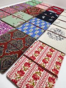 Carnets et journaux en tissu de coton imprimé à la main, parfaits pour l'écriture, le journalisation, les cadeaux, les loisirs créatifs, la papeterie et les boutiques. - Product Image 4