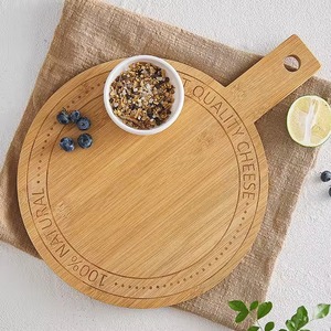 Planche à découper ronde en bambou gravée au laser avec poignée perforée pour la cuisine et le service - Product Image 3