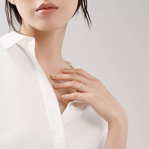 Bague en or rose incurvée en chevron avec diamants ronds de laboratoire gradués - Product Image 5