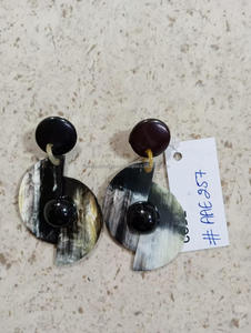 Los mejores pendientes de gota de diamante blanco y negro hechos a mano cuerno africano de moda para el hogar, la Oficina y el uso en fiestas aspecto clásico - Product Image 2