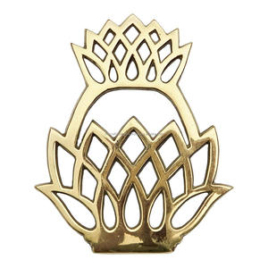 Dessous de plat sculpté en métal fait main ornemental pour décor de table offrant une beauté intemporelle et une résistance thermique fiable - Product Image 1