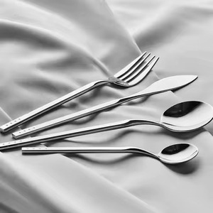 Ensemble de couverts en acier inoxydable au design moderne, idéal pour une salle à manger tendance et un look de cuisine épuré - Product Image 1