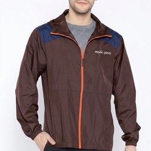 เสื้อแจ็คเก็ตกันลมสีน้ำตาลสำหรับผู้ชายยี่ห้อเมย์บา สปอร์ตส์ พร้อมซิปสีส้ม โลโก้ด้านหน้า คอปกแบบมีฮู้ด ลายพรางแบบทางการ เหมาะสำหรับใส่ในฤดูใบไม้ผลิ - Product Image 4