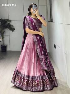 Proveedor de conjuntos de lehenga, blusa y dupatta de seda india tradicional de la mejor calidad con trabajo de tejido Zari, ropa étnica de la India. - Product Image 4