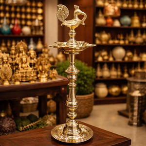SHREE RADHEY Lámpara de aceite geométrica tradicional de latón antiguo internacional Kuthu Vilakku con remate de pavo real, hecha a mano, de varias piezas - Product Image 1