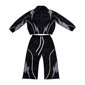 Conjunto Deportivo Rojo para Hombre, Estampado Geométrico, Poliéster Satinado, Ropa de Verano Informal, Cuello Alto, Cierre Frontal con Cremallera - Product Image 2
