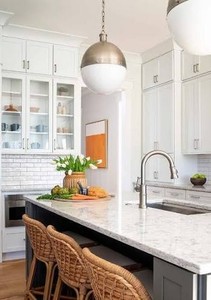 Dalle de comptoir en granit Alpha White veiné poli, durable, pour îlot de cuisine, plan de travail moderne et décoratif en pierre pour usage hôtelier - Product Image 2